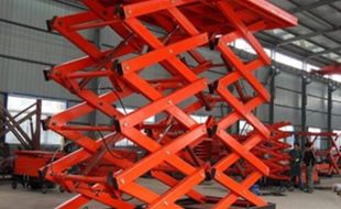 高空作業(yè)新選擇:自行鋁合金升降平臺(tái)簡(jiǎn)化機(jī)場(chǎng)清潔流程